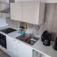 Die Küche: Mikrowelle, Kaffeemaschine, Wasserkocher, Kühlschrank mit Gefrierfach