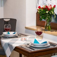 Essbereich: Tisch mit 2 Stühlen vor dem Fenster in der Küche